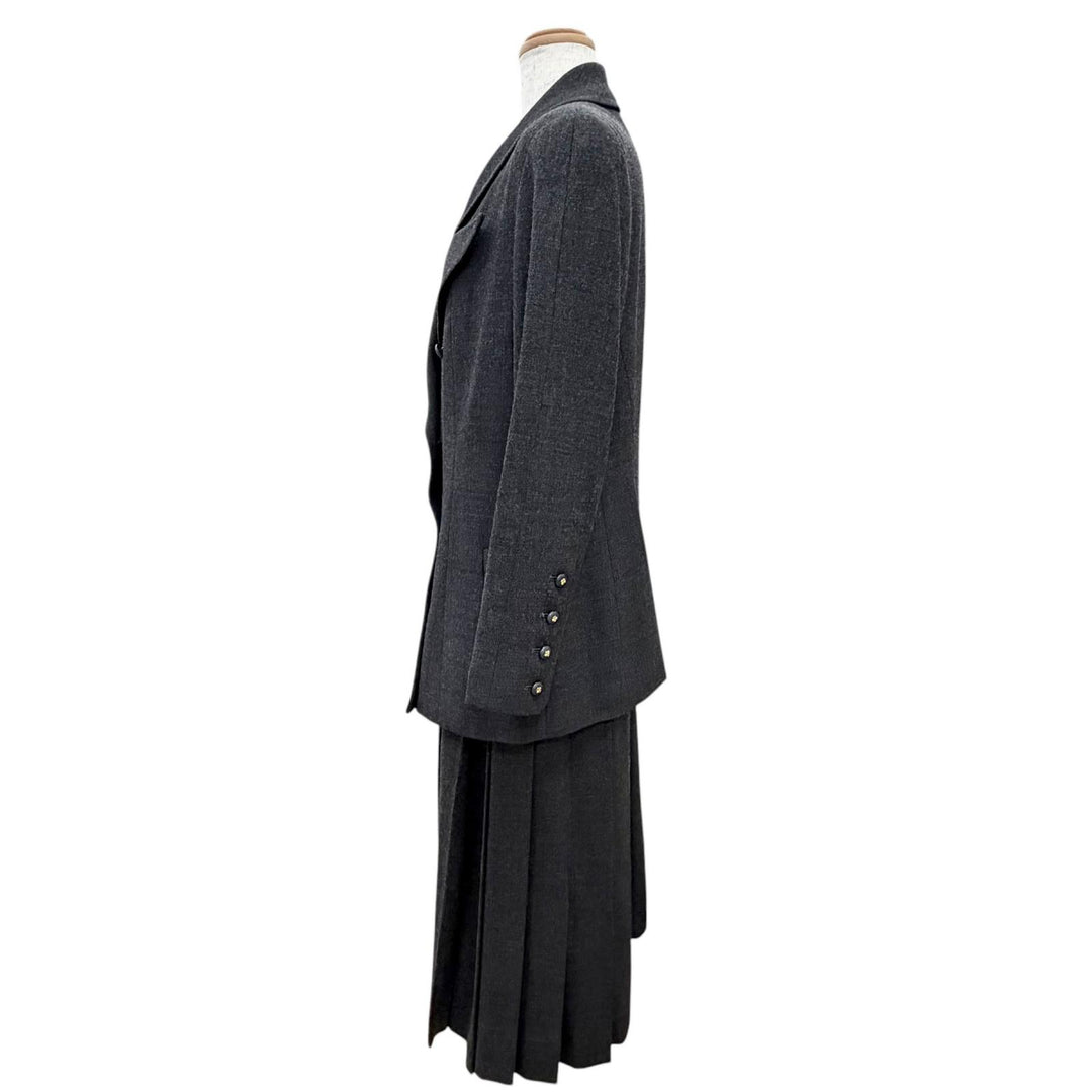 Great CHANEL two-piece set 90s Clover Button Pleated Skirt Suit 38