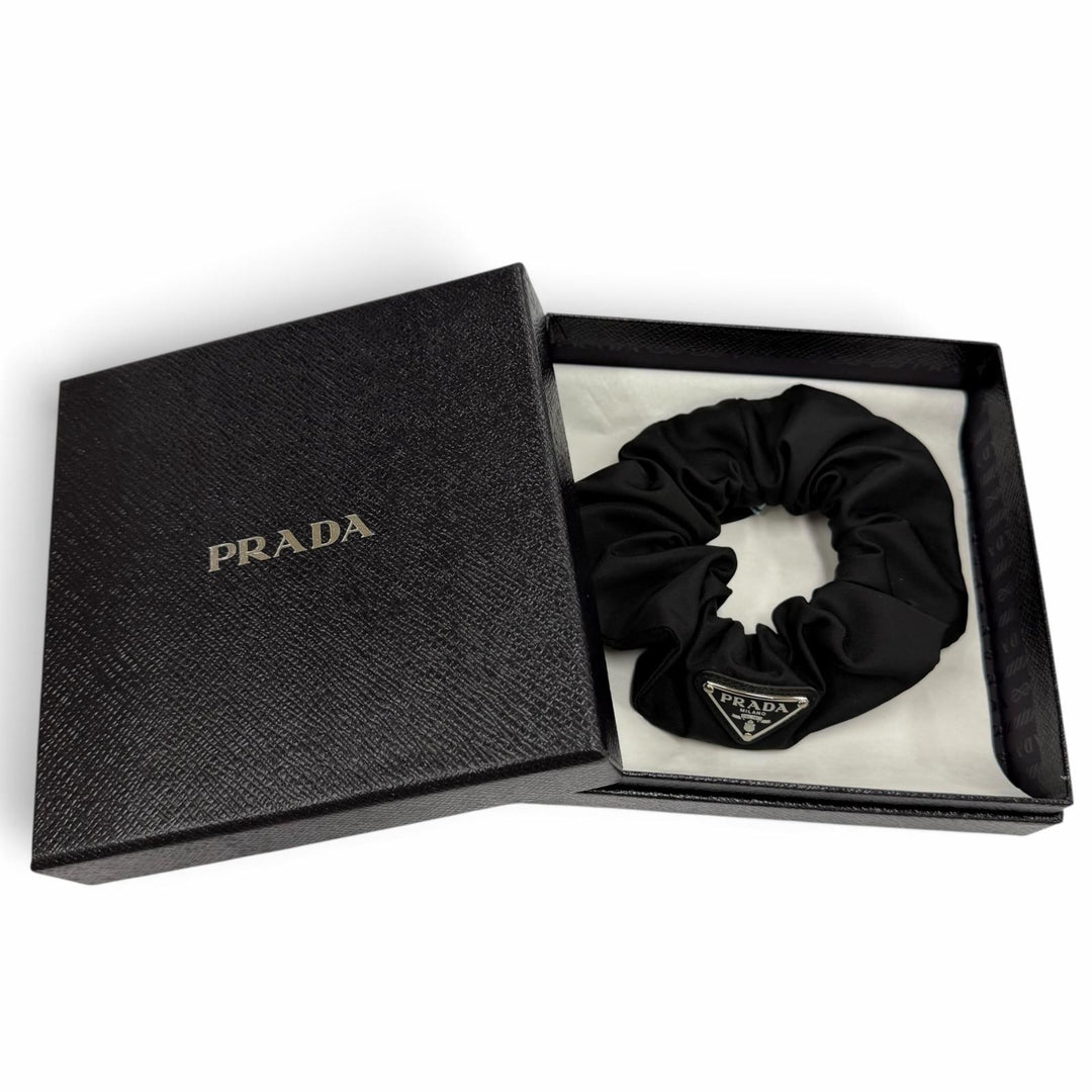 Excellent PRADA Shush Test Triangle with logo RE-NYLON black 1IF015