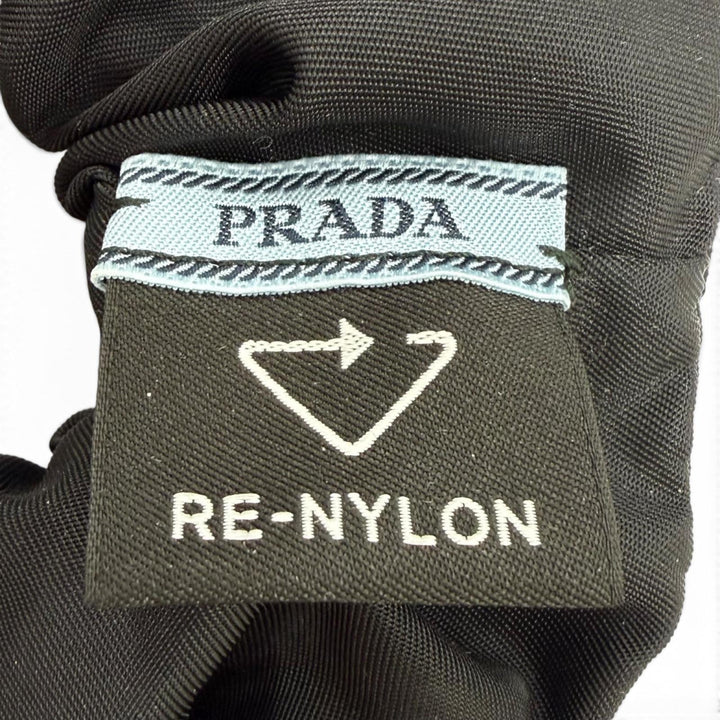 Excellent PRADA Shush Test Triangle with logo RE-NYLON black 1IF015