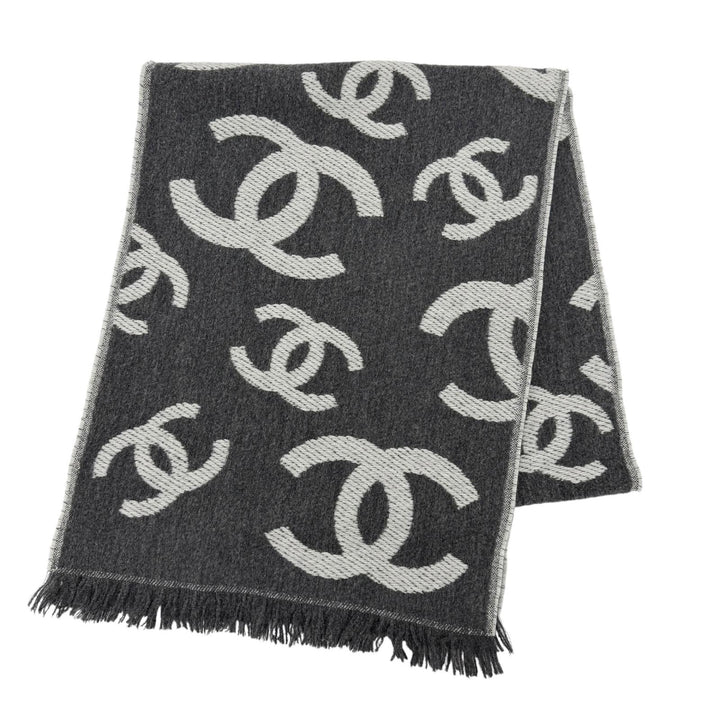 Pristine CHANEL Scarf Cashmere blend COCO Mark with fringe gray wool Women