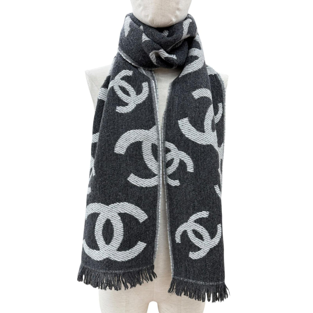 Pristine CHANEL Scarf Cashmere blend COCO Mark with fringe gray wool Women