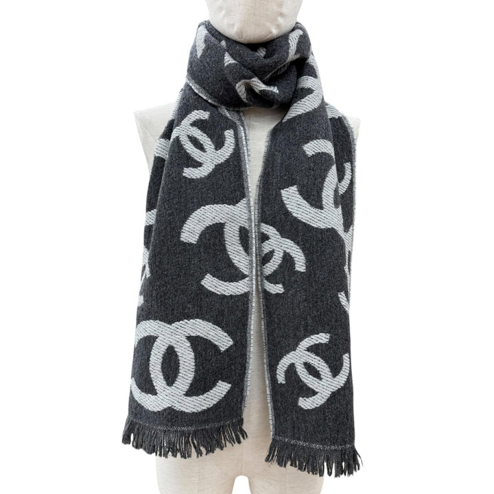 Pristine CHANEL Scarf Cashmere blend COCO Mark with fringe gray wool Women
