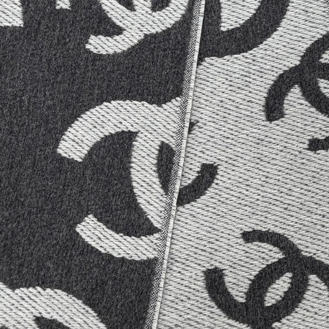 Pristine CHANEL Scarf Cashmere blend COCO Mark with fringe gray wool Women