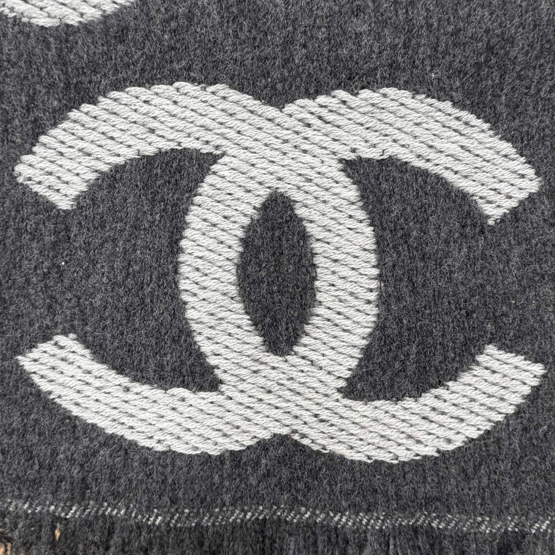 Pristine CHANEL Scarf Cashmere blend COCO Mark with fringe gray wool Women