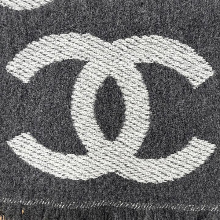 Pristine CHANEL Scarf Cashmere blend COCO Mark with fringe gray wool Women