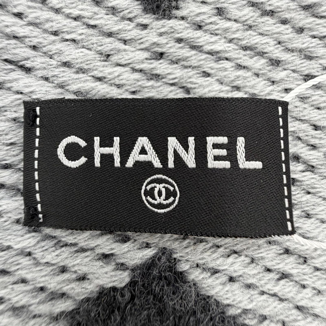 Pristine CHANEL Scarf Cashmere blend COCO Mark with fringe gray wool Women