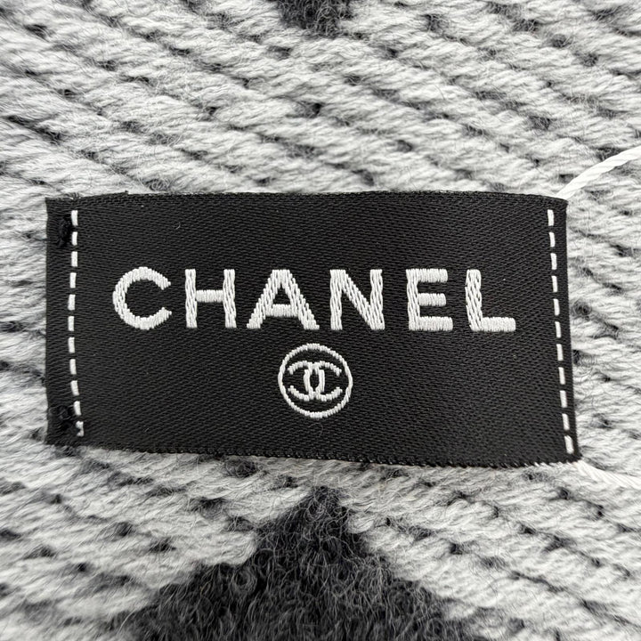 Pristine CHANEL Scarf Cashmere blend COCO Mark with fringe gray wool Women
