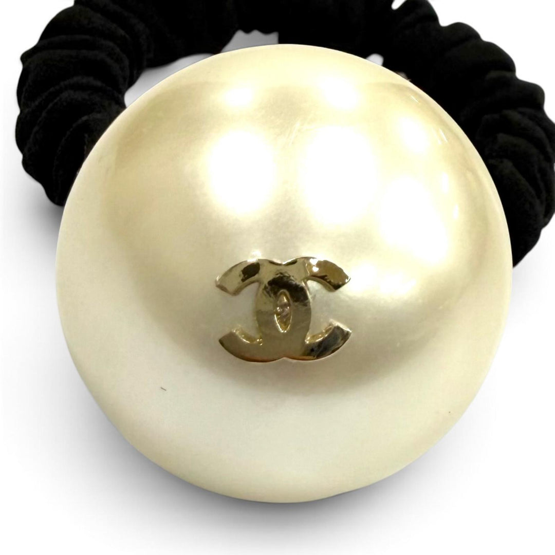 Great CHANEL Shush COCO Mark Fake Pearl black fabric Women F20V