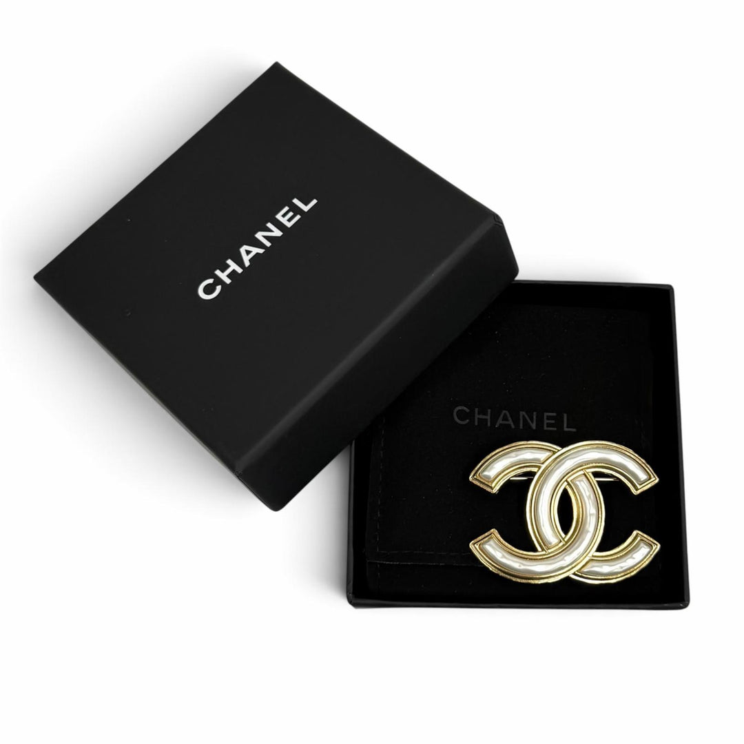 Excellent CHANEL Brooch COCO Mark Eco Pearl white Women A22A