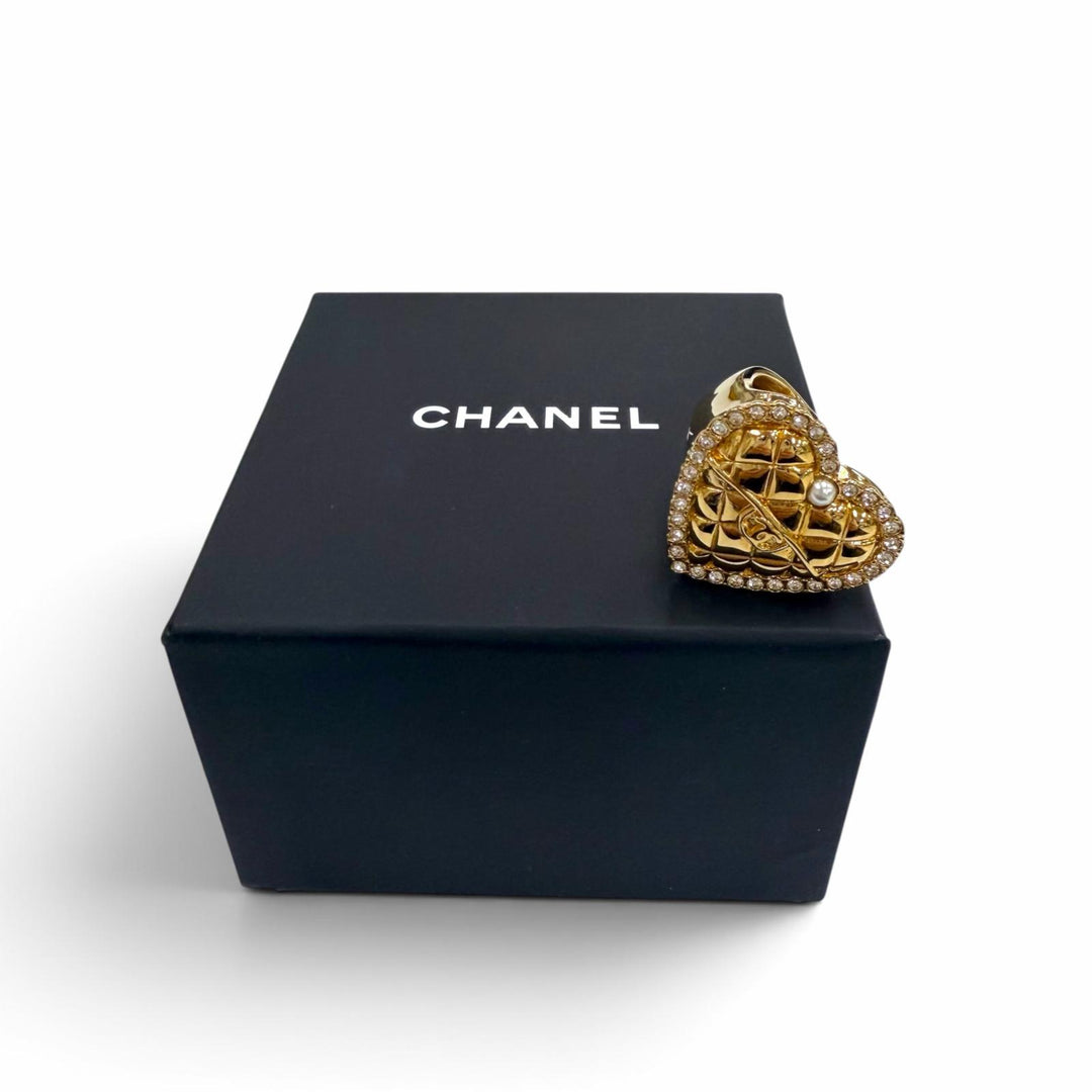 Great CHANEL Ring ring Matelassé Heart gold Pearl Women B24A ABC459