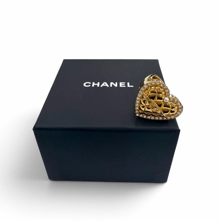 Great CHANEL Ring ring Matelassé Heart gold Pearl Women B24A ABC459