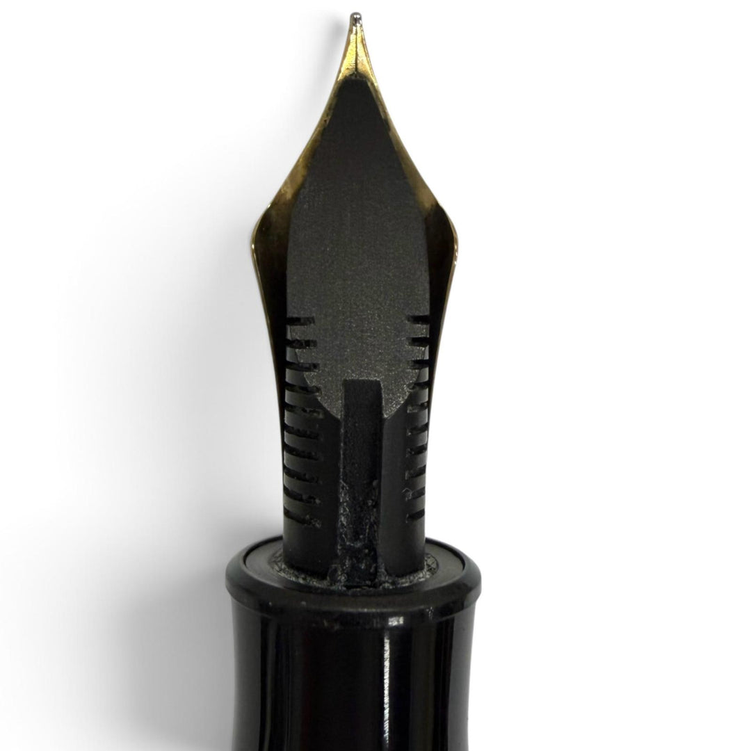 Very Good PLATINUM fountain pen Makie Phoenix design, made by Ippei, cap type.