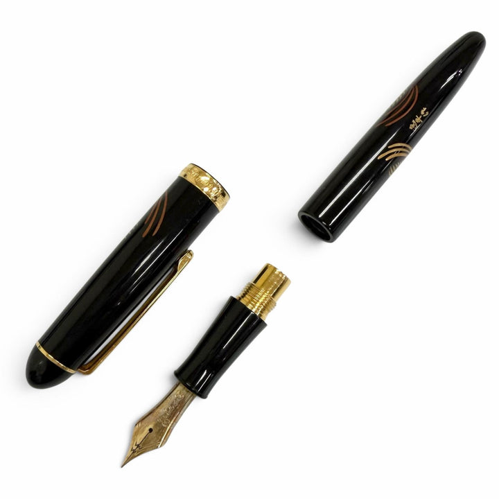Very Good PLATINUM fountain pen Makie Phoenix design, made by Ippei, cap type.