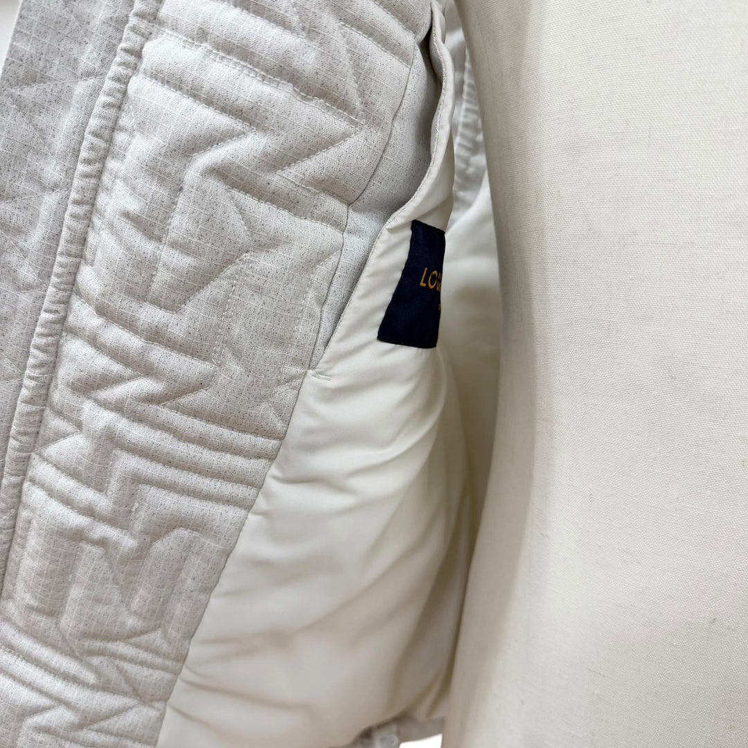 Great LOUIS VUITTON Down vest Quilted Snow white cotton mens 46