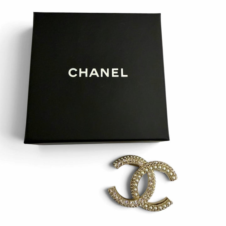 Excellent CHANEL Brooch COCO Mark Rhinestone Fake Pearl gold Women L22B