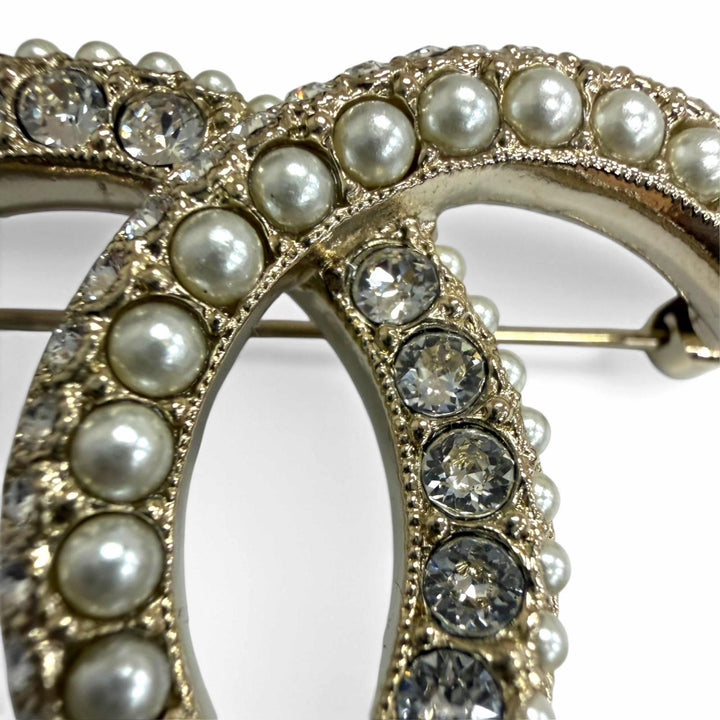 Excellent CHANEL Brooch COCO Mark Rhinestone Fake Pearl gold Women L22B
