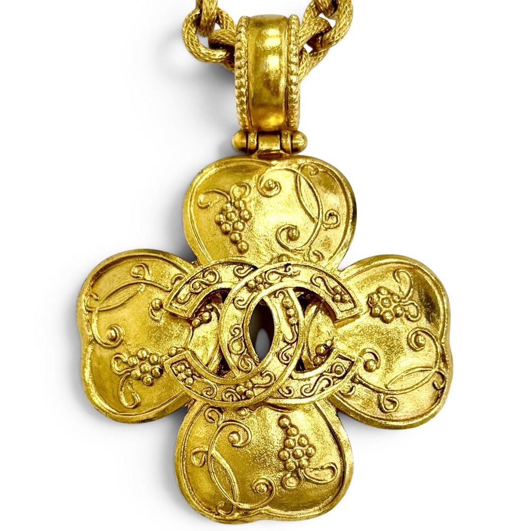 Very Good CHANEL Necklace COCO Mark Heart Motif Four-Leaf Clover Chain gold 96A