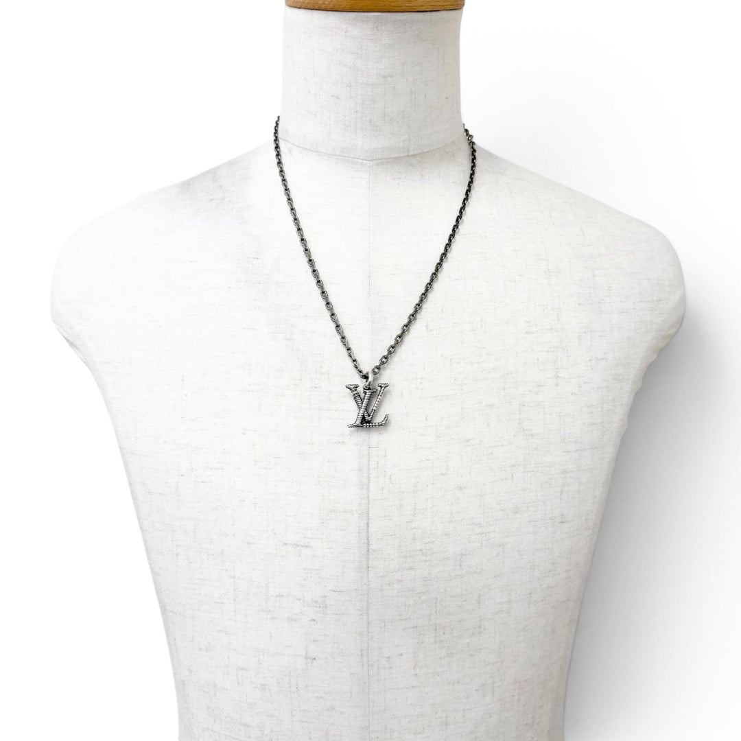 Pristine LOUIS VUITTON Necklace LV Whisper Logo Motif Chain