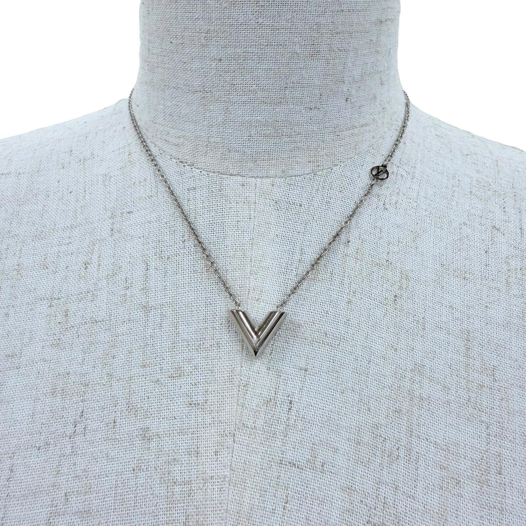 Excellent LOUIS VUITTON Necklace ・ Essential V LV logo Silver Women M63197