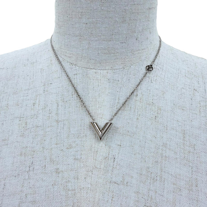 Excellent LOUIS VUITTON Necklace ・ Essential V LV logo Silver Women M63197