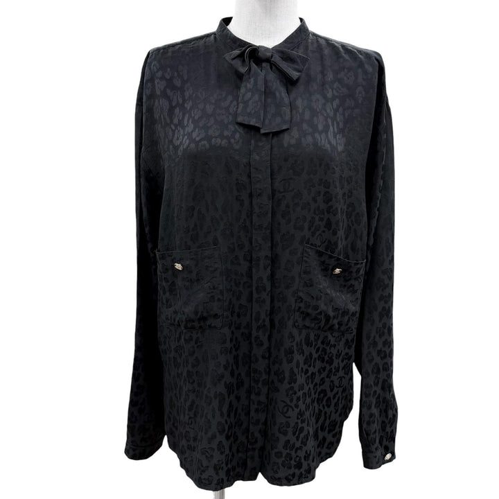 Great CHANEL blouse COCO MarkPattern black silk Women 40 P75261