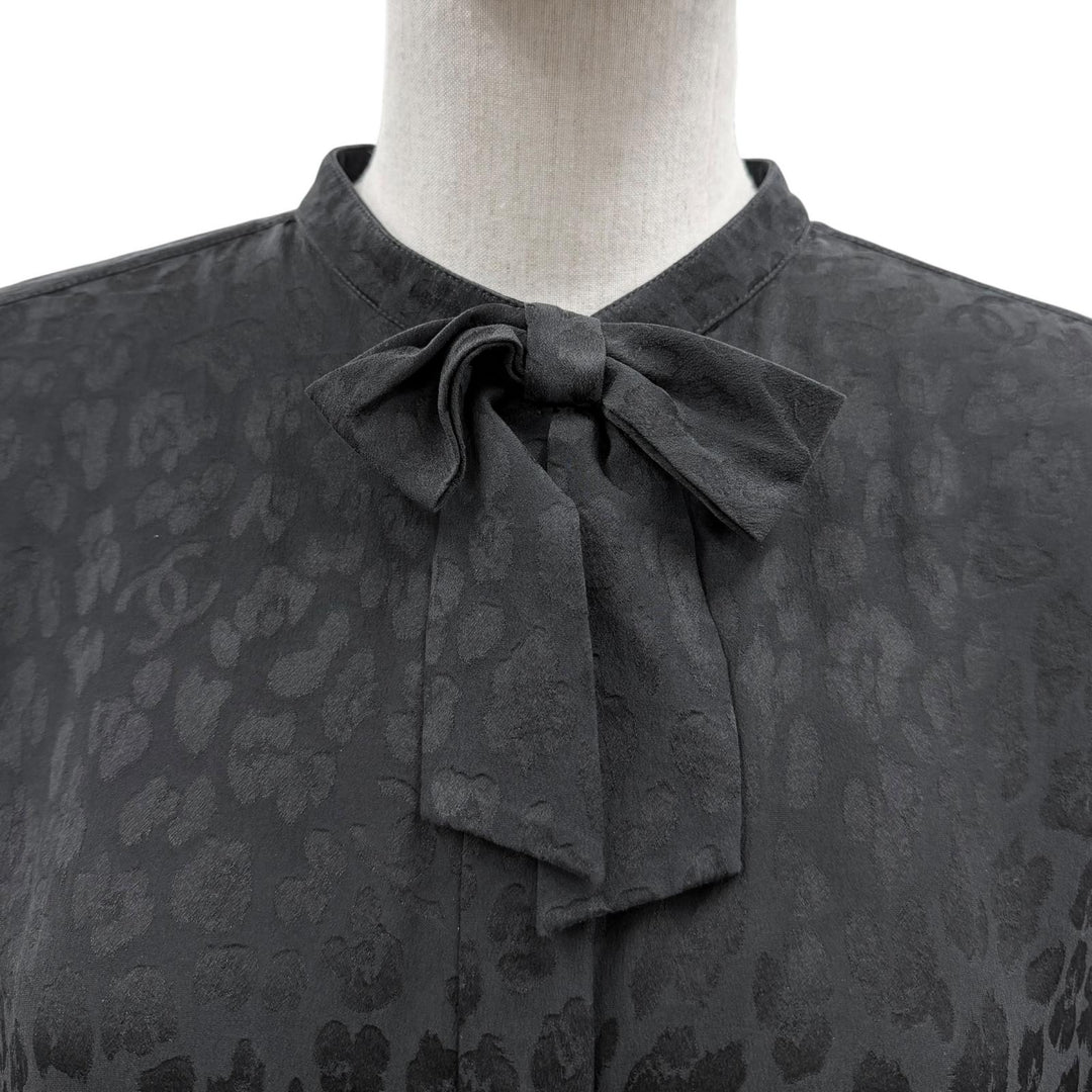 Great CHANEL blouse COCO MarkPattern black silk Women 40 P75261