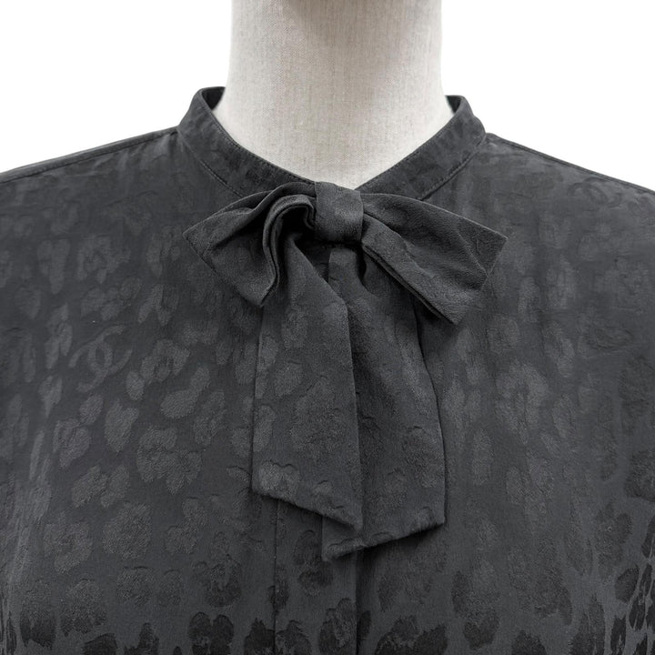 Great CHANEL blouse COCO MarkPattern black silk Women 40 P75261