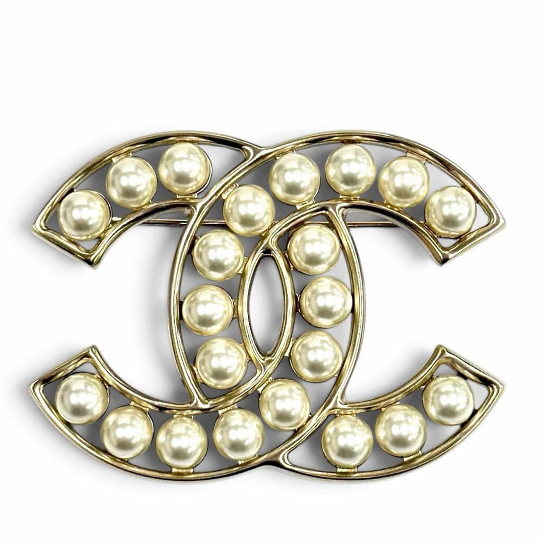 Excellent CHANEL Brooch COCO Mark Fake Pearl white Women B25V