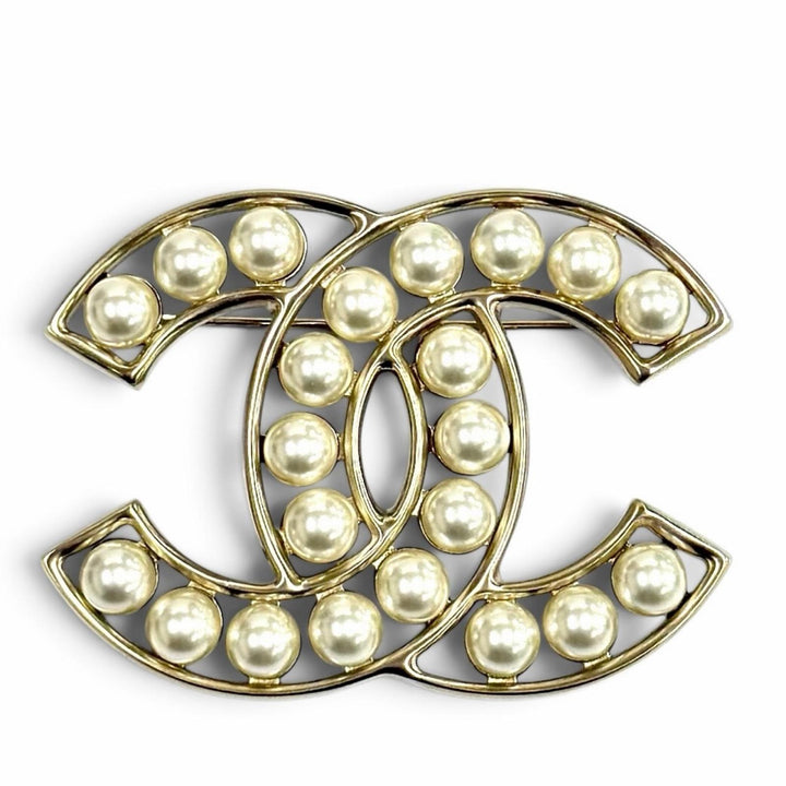 Excellent CHANEL Brooch COCO Mark Fake Pearl white Women B25V