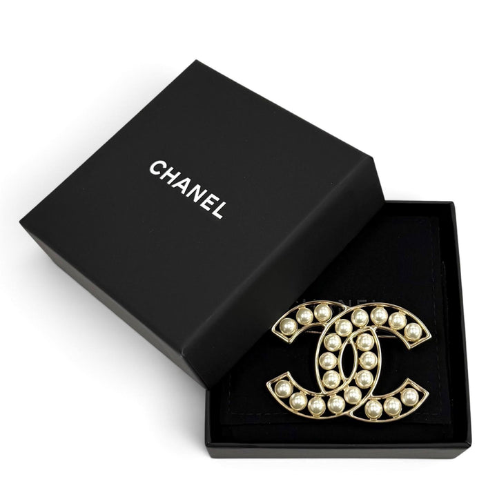 Excellent CHANEL Brooch COCO Mark Fake Pearl white Women B25V