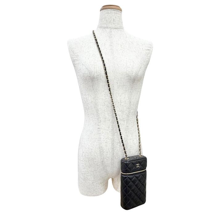 Excellent CHANEL Shoulder Bag Matelassé Vanity Phone Bag Chain black Caviar