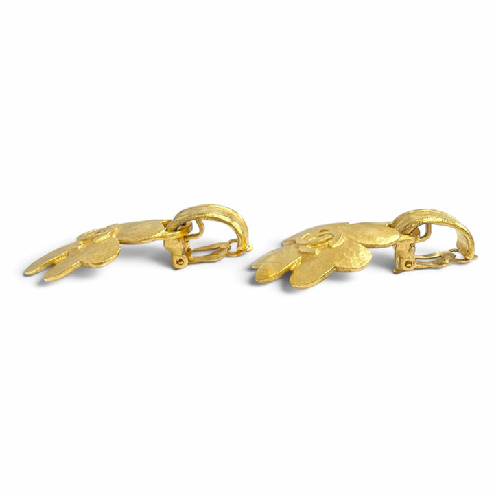 Great CHANEL Earring COCO Mark Clover gold Women 95P