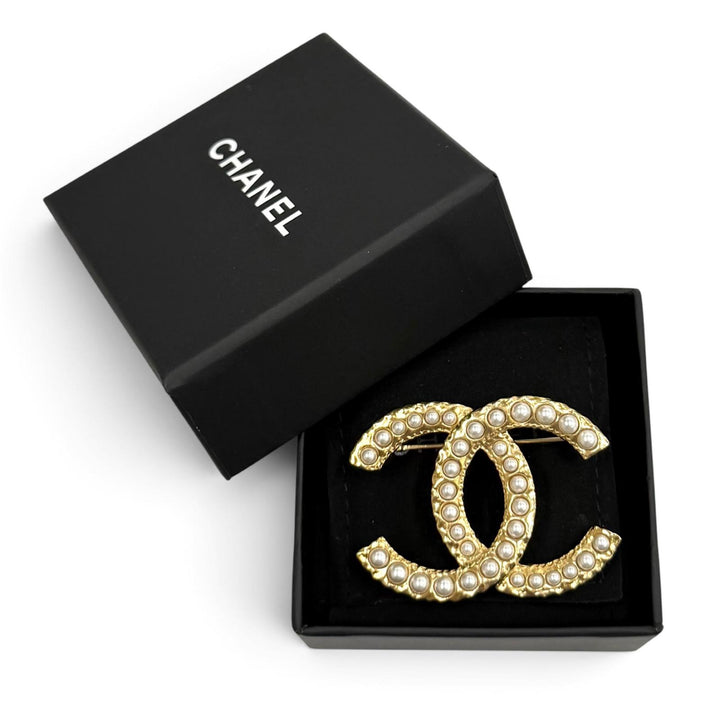 Excellent CHANEL Brooch COCO Mark Fake Pearl gold Women A24S ABD375