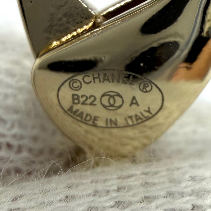 Great CHANEL bracelet Logo design: COCO Mark Chain gold Women B22A AB8724
