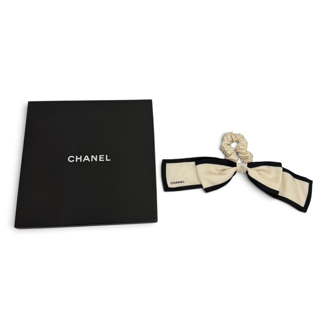 Excellent CHANEL Shush Camellia logo white silk Women 22V