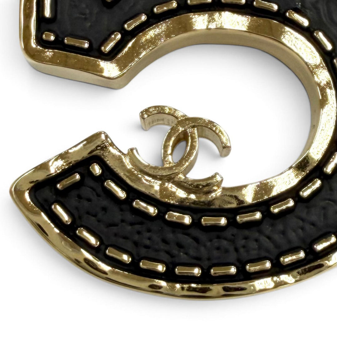 Great CHANEL Pierce COCO Mark 5 motif black Women B23S