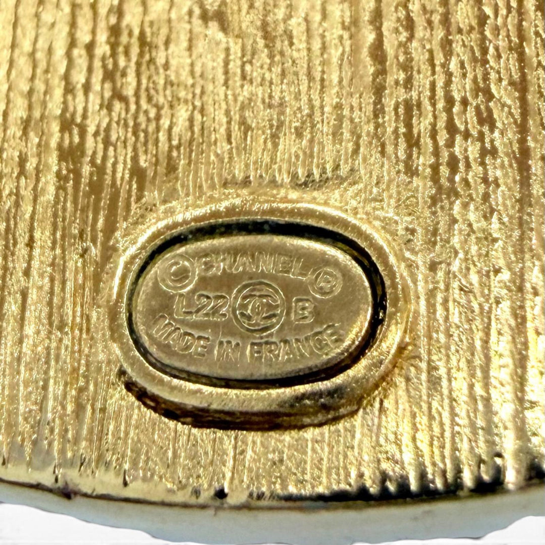 Great CHANEL Pierce COCO Mark Square Accessories gold metal Women L22
