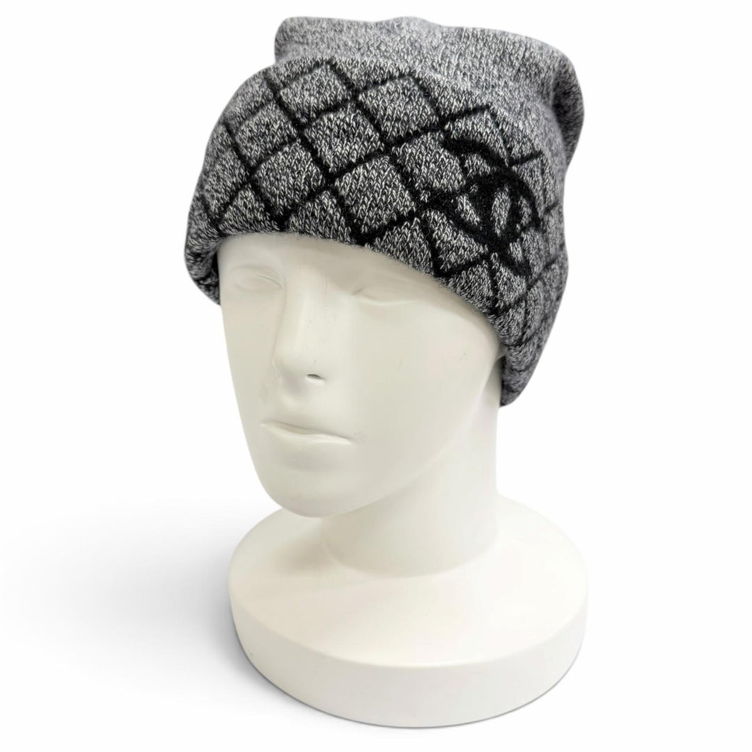 Excellent CHANEL 94% Cashmere Matelassé COCO Mark Knit Cap Beanie gray 18A