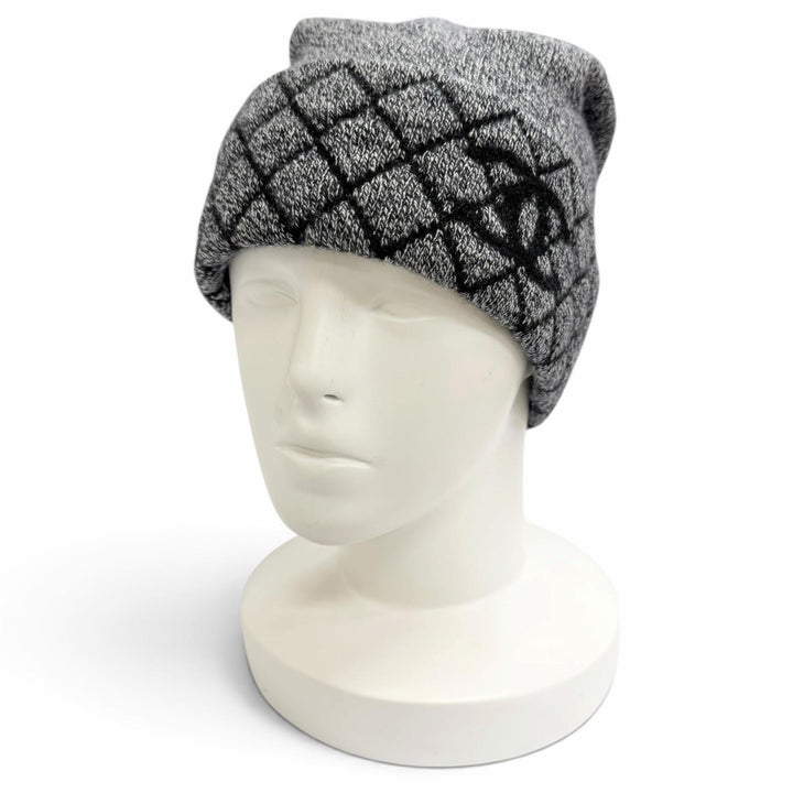 Excellent CHANEL 94% Cashmere Matelassé COCO Mark Knit Cap Beanie gray 18A