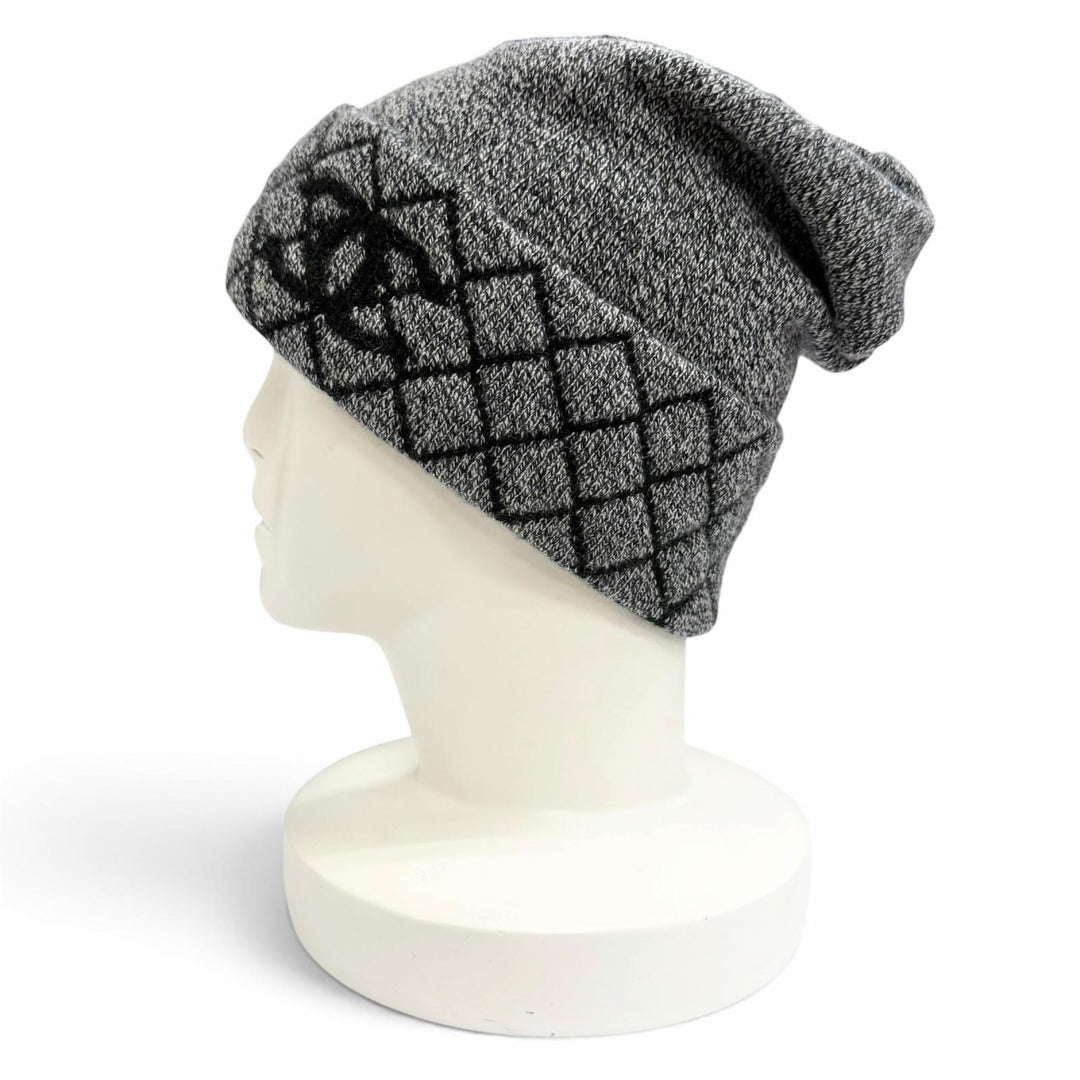 Excellent CHANEL 94% Cashmere Matelassé COCO Mark Knit Cap Beanie gray 18A
