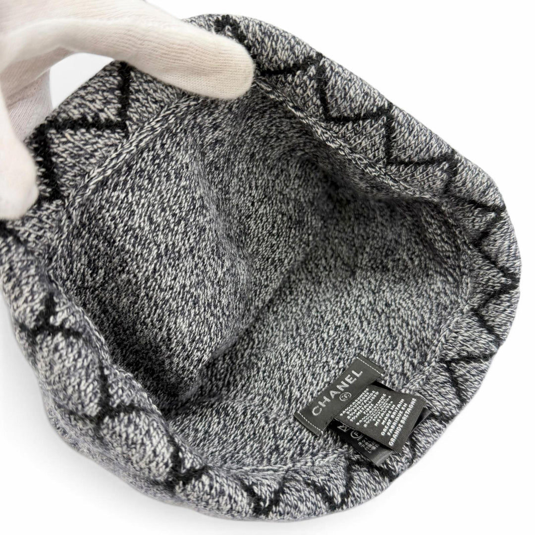 Excellent CHANEL 94% Cashmere Matelassé COCO Mark Knit Cap Beanie gray 18A