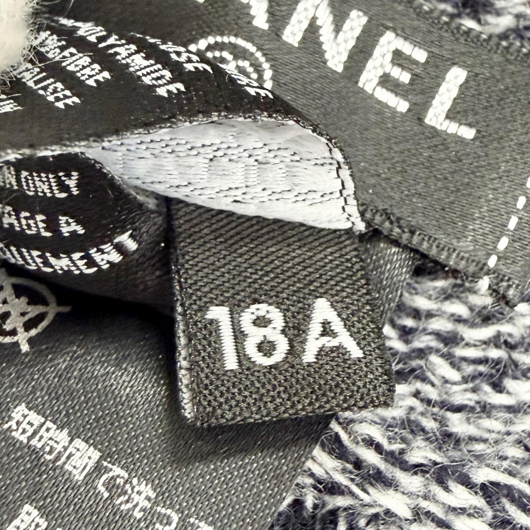Excellent CHANEL 94% Cashmere Matelassé COCO Mark Knit Cap Beanie gray 18A