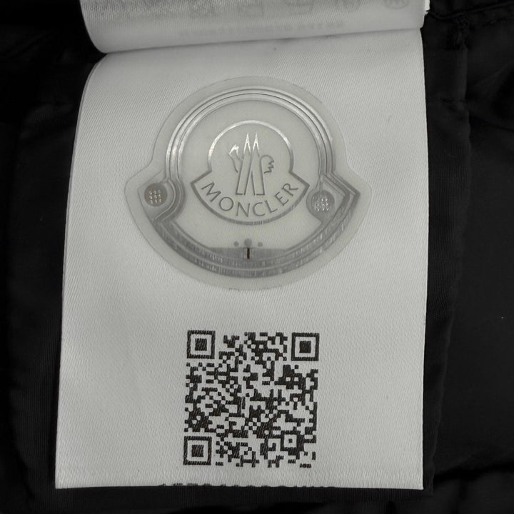 Very Good MONCLER down coat CHONDRILLE Logo patch, hooded, concealed placket 1