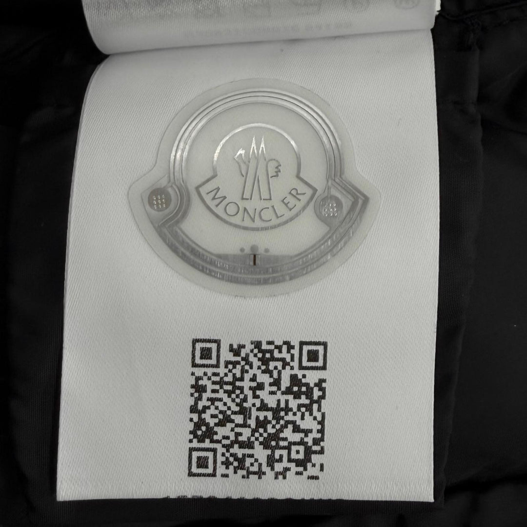 Very Good MONCLER down coat CHONDRILLE Logo patch, hooded, concealed placket 1