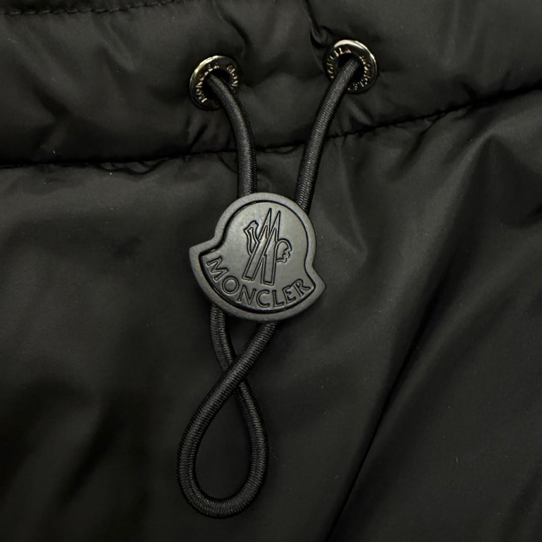 Very Good MONCLER down coat CHONDRILLE Logo patch, hooded, concealed placket 1