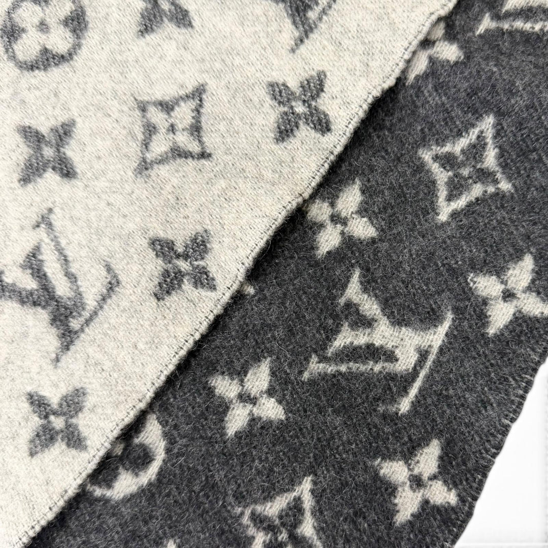 Great LOUIS VUITTON Scarf Esharp / LV Split Monogram fringe shawl black