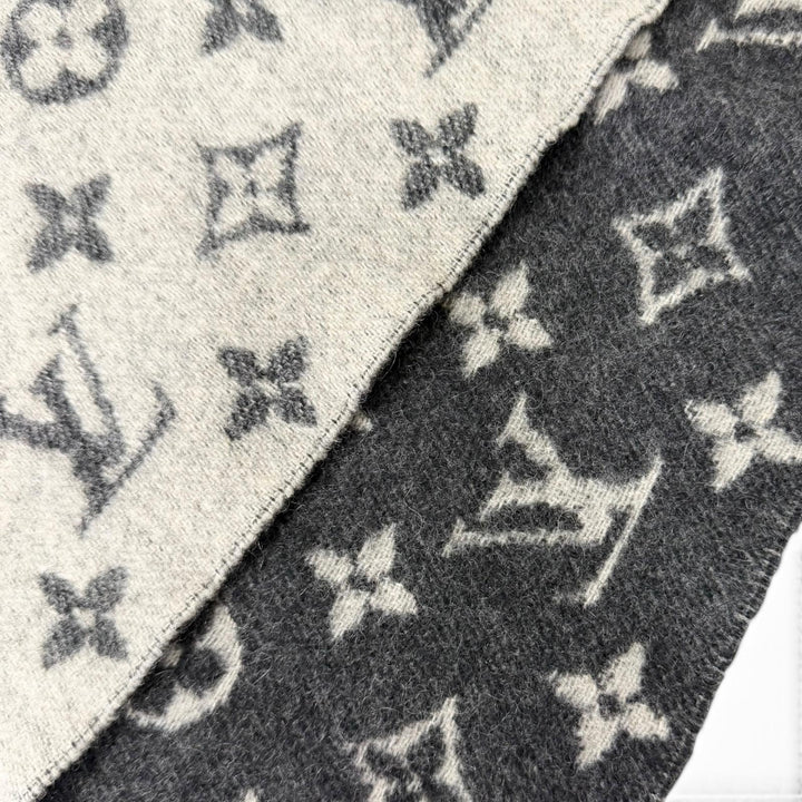 Great LOUIS VUITTON Scarf Esharp / LV Split Monogram fringe shawl black