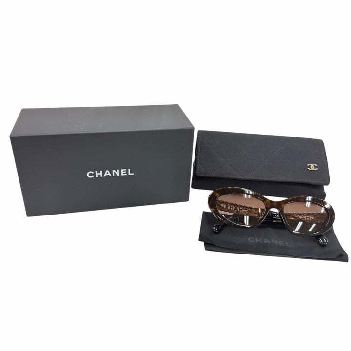 Excellent CHANEL sunglasses Logo, leather accents, cat eye design Brown 5538-Q-A