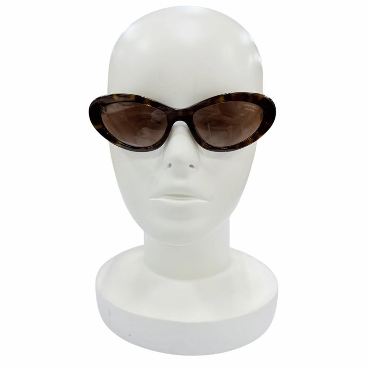 Excellent CHANEL sunglasses Logo, leather accents, cat eye design Brown 5538-Q-A