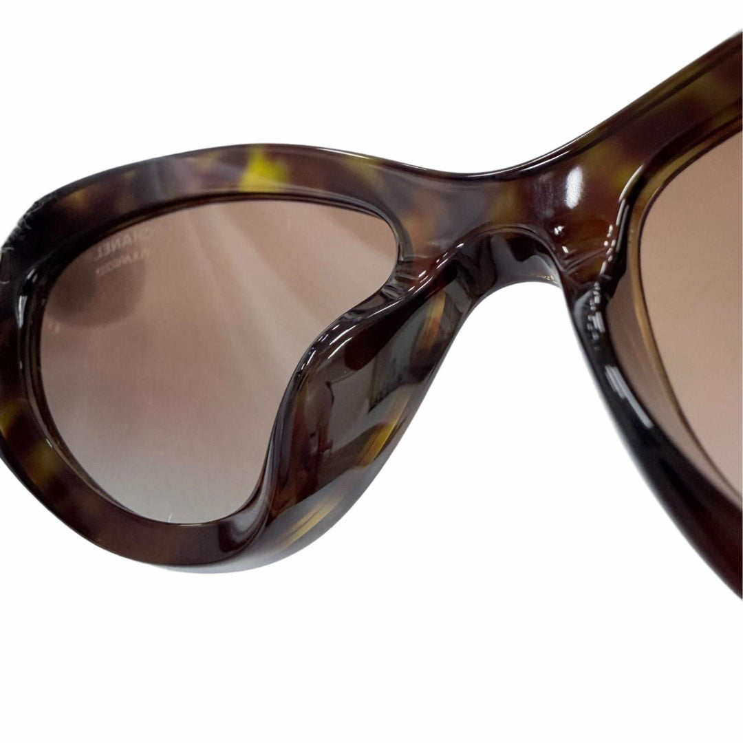 Excellent CHANEL sunglasses Logo, leather accents, cat eye design Brown 5538-Q-A